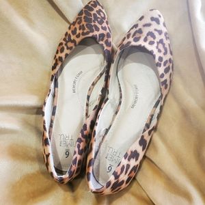Pointed toe, leopard, flats.